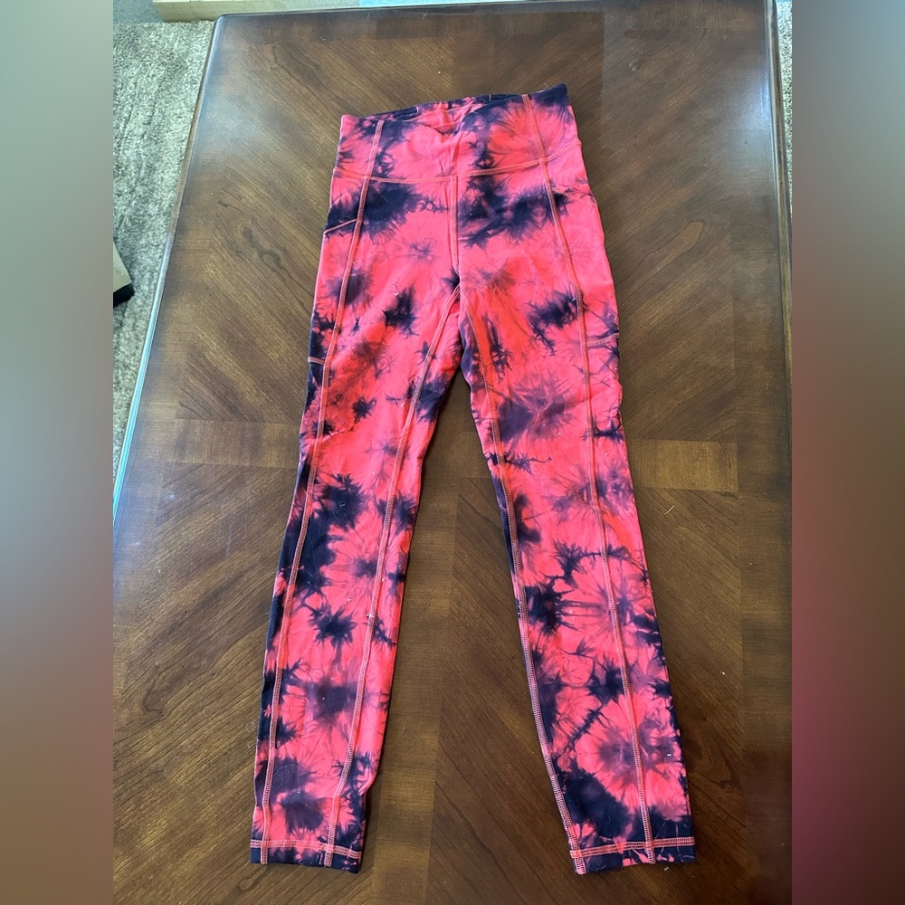 LULULEMON RED AND BLACK TIE DYE LEGGINGS